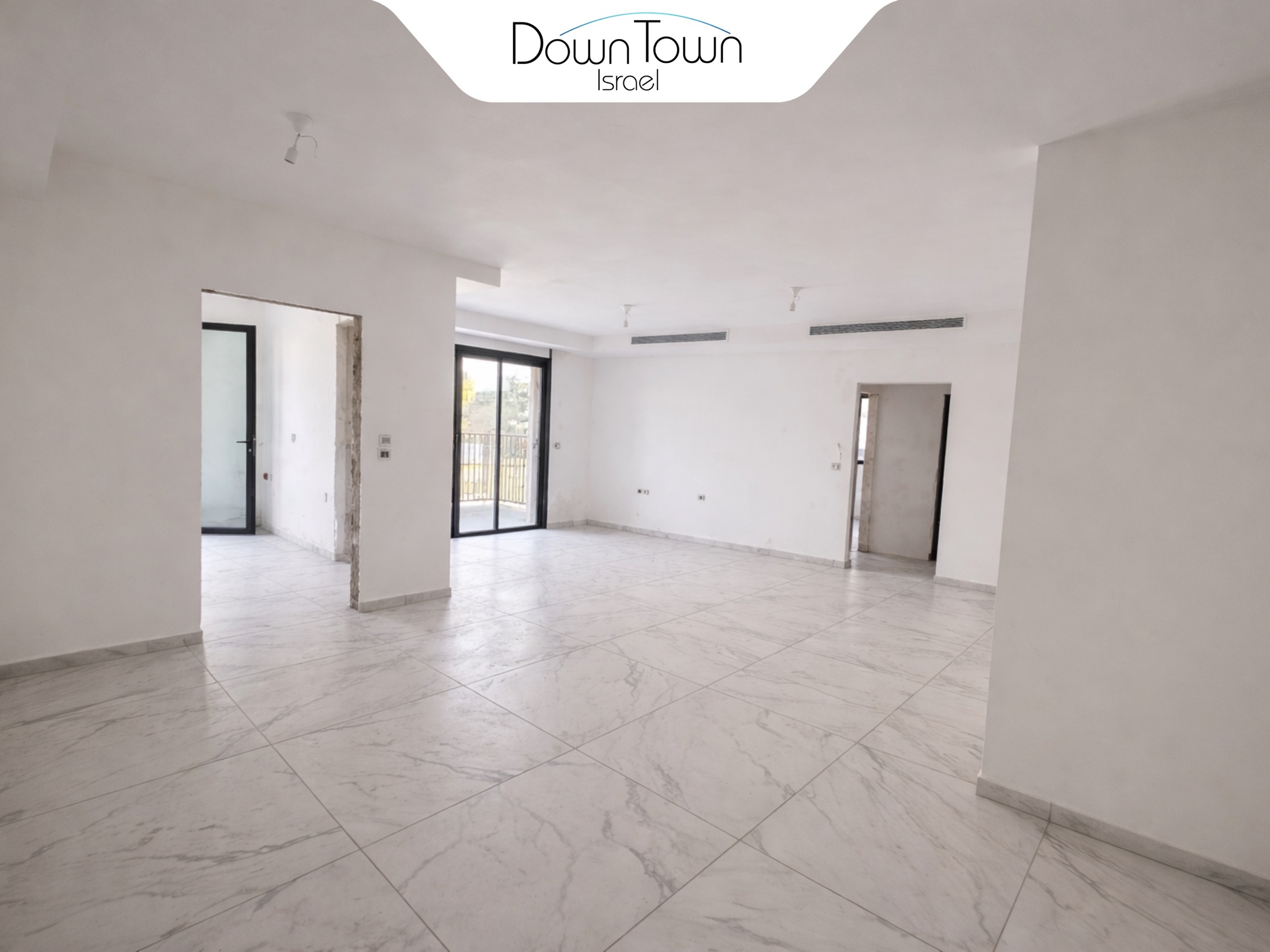 דירה ענקית מודרנית בבניין חדש